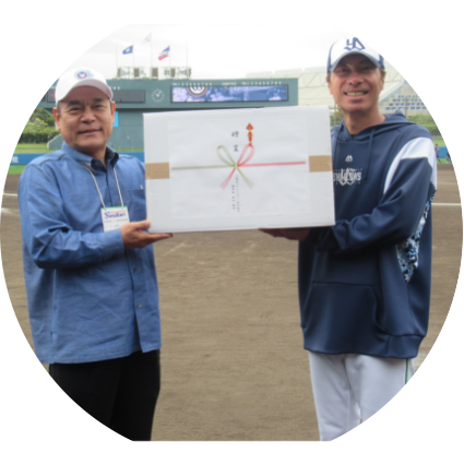 Tokyo Yakult Swallowsへ勝利のアグー豚の差し入れ